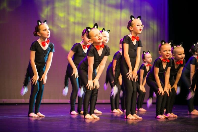 LESTA modern class in costume on stage
